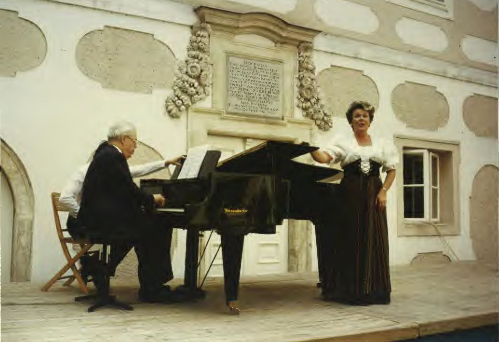 Schubert Serenade Schloss Ochsenburg 1988, Erika Werber und Hilda de Groote.jpg